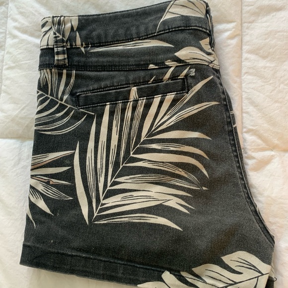 Volcom shorts - Picture 4 of 4